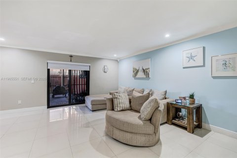 Adosado en venta en Hialeah, Florida, 3 dormitorios, 137.31 m2 № 2028282 - foto 5