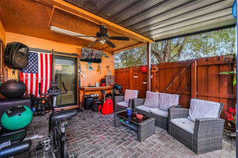 Adosado en venta en Hialeah, Florida, 3 dormitorios, 137.31 m2 № 2028282 - foto 28
