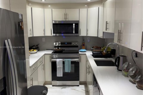 Condo in Miami Beach, Florida, 2 bedrooms  № 1693155 - photo 1