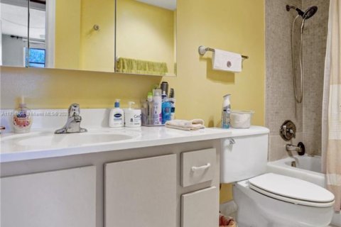 Купить кондоминиум в Лодердейл-бай-те-Си, Флорида 1 спальня, 70.61м2, № 1715274 - фото 22