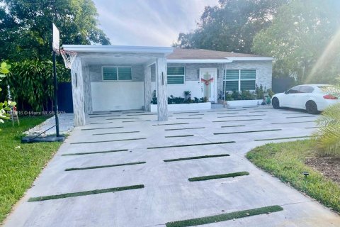 Villa ou maison à louer à Miami, Floride: 3 chambres, 147.62 m2 № 1944614 - photo 2