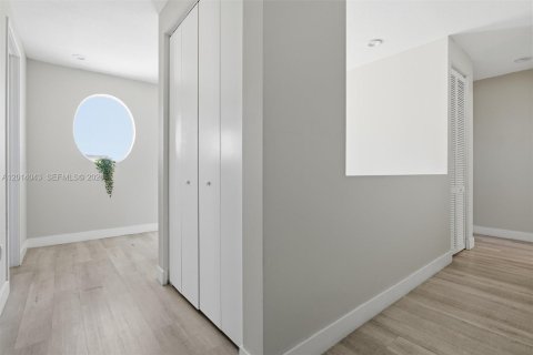 Купить виллу или дом в Майами, Флорида 5 спален, 255.11м2, № 2076166 - фото 16