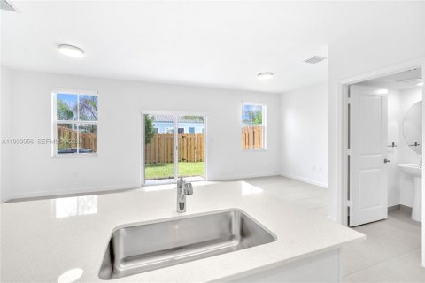 Adosado en alquiler en Coral Springs, Florida, 3 dormitorios, 124.86 m2 № 1992251 - foto 5