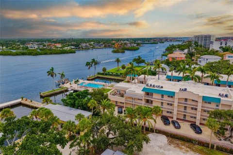 Condo in Sarasota, Florida, 2 bedrooms  № 1844440 - photo 1