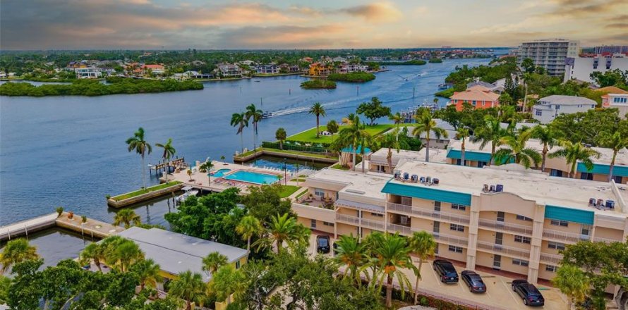Condo in Sarasota, Florida, 2 bedrooms № 1844440