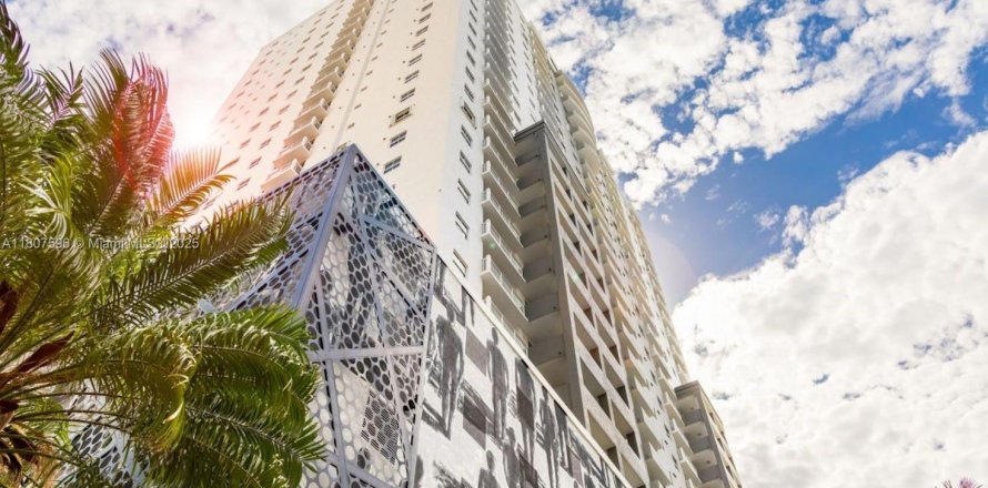 Condominio en Miami, Florida, 1 dormitorio  № 1867100