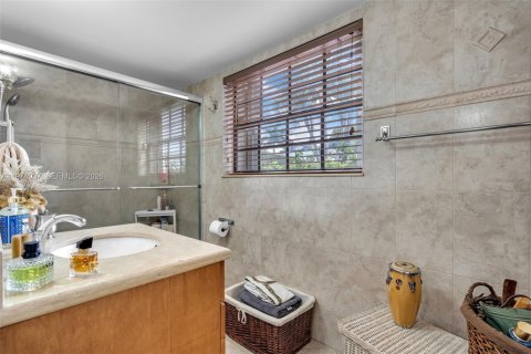 House in Miami, Florida 3 bedrooms, 172.61 sq.m. № 2040152 - photo 9