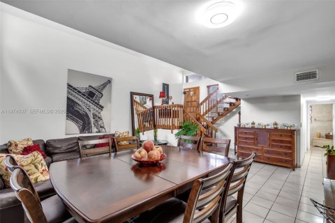 House in Miami, Florida 3 bedrooms, 172.61 sq.m. № 2040152 - photo 6