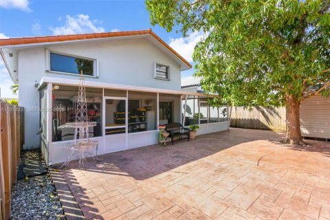 House in Miami, Florida 3 bedrooms, 172.61 sq.m. № 2040152 - photo 26