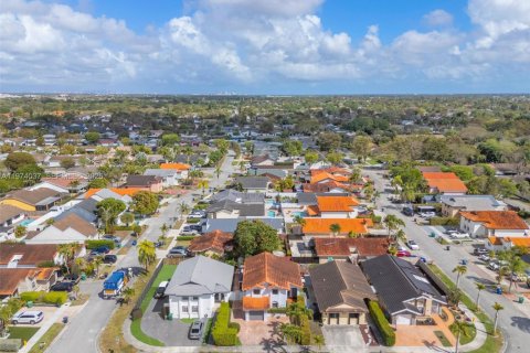 House in Miami, Florida 3 bedrooms, 172.61 sq.m. № 2040152 - photo 28