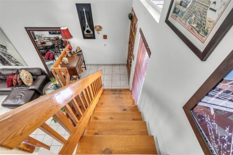 House in Miami, Florida 3 bedrooms, 172.61 sq.m. № 2040152 - photo 4