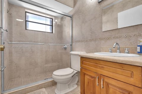 House in Miami, Florida 3 bedrooms, 172.61 sq.m. № 2040152 - photo 20
