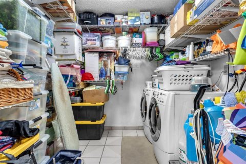 House in Miami, Florida 3 bedrooms, 172.61 sq.m. № 2040152 - photo 21