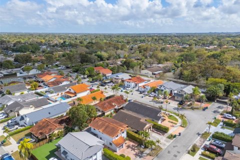 House in Miami, Florida 3 bedrooms, 172.61 sq.m. № 2040152 - photo 30