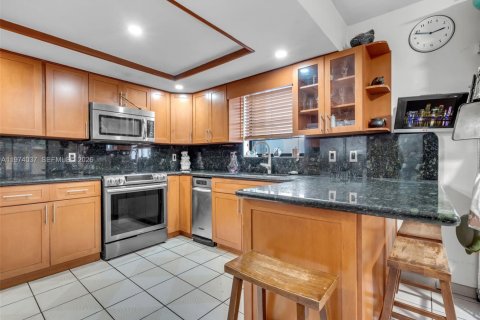 House in Miami, Florida 3 bedrooms, 172.61 sq.m. № 2040152 - photo 7