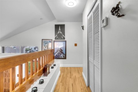 House in Miami, Florida 3 bedrooms, 172.61 sq.m. № 2040152 - photo 10