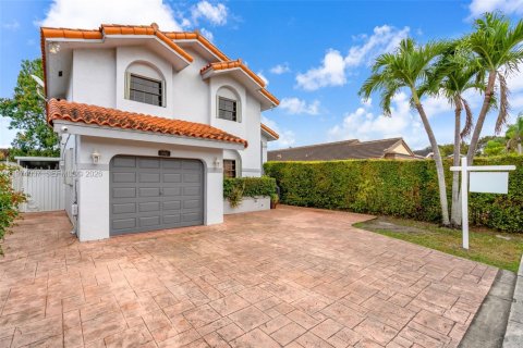 House in Miami, Florida 3 bedrooms, 172.61 sq.m. № 2040152 - photo 2