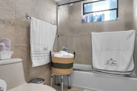 House in Miami, Florida 3 bedrooms, 172.61 sq.m. № 2040152 - photo 15