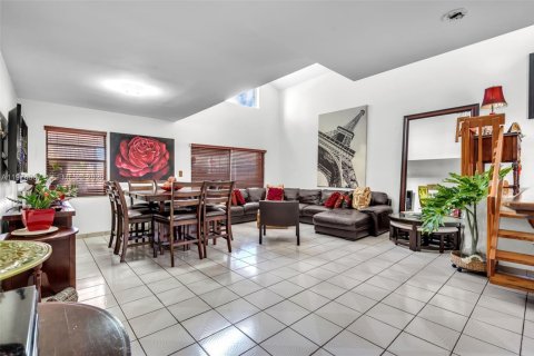 House in Miami, Florida 3 bedrooms, 172.61 sq.m. № 2040152 - photo 5