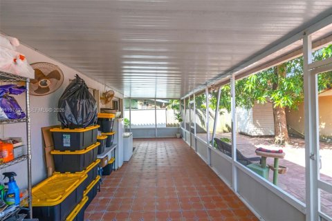House in Miami, Florida 3 bedrooms, 172.61 sq.m. № 2040152 - photo 22