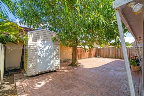 House in Miami, Florida 3 bedrooms, 172.61 sq.m. № 2040152 - photo 25