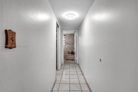 House in Miami, Florida 3 bedrooms, 172.61 sq.m. № 2040152 - photo 8