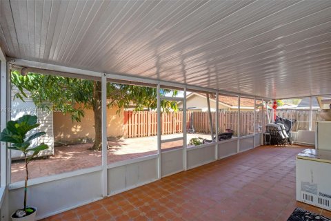 House in Miami, Florida 3 bedrooms, 172.61 sq.m. № 2040152 - photo 23