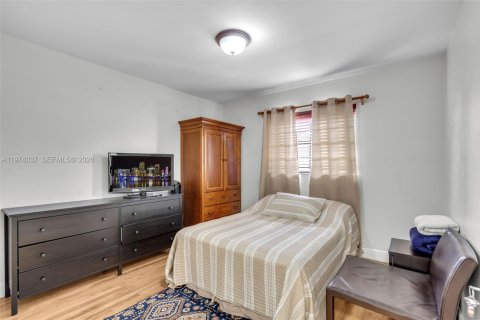 House in Miami, Florida 3 bedrooms, 172.61 sq.m. № 2040152 - photo 18