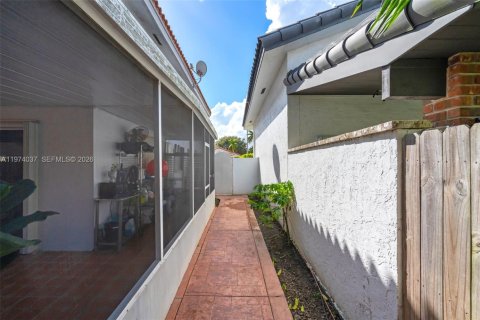 House in Miami, Florida 3 bedrooms, 172.61 sq.m. № 2040152 - photo 24