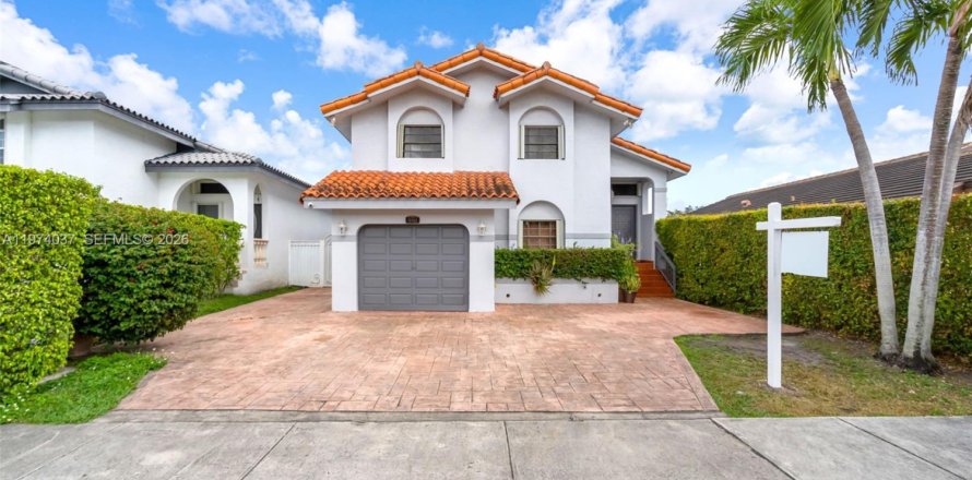 House in Miami, Florida 3 bedrooms, 172.61 sq.m. № 2040152