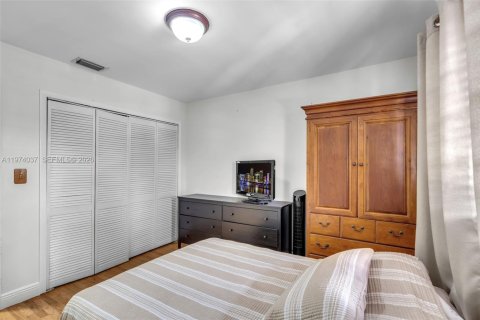 House in Miami, Florida 3 bedrooms, 172.61 sq.m. № 2040152 - photo 19