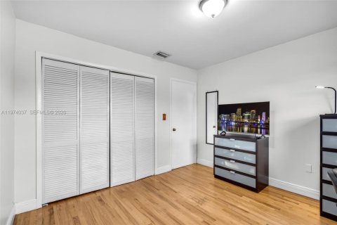 House in Miami, Florida 3 bedrooms, 172.61 sq.m. № 2040152 - photo 17