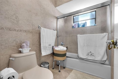 House in Miami, Florida 3 bedrooms, 172.61 sq.m. № 2040152 - photo 14