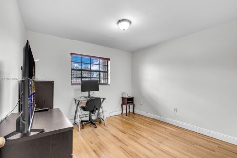 House in Miami, Florida 3 bedrooms, 172.61 sq.m. № 2040152 - photo 16