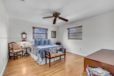 House in Miami, Florida 3 bedrooms, 172.61 sq.m. № 2040152 - photo 11