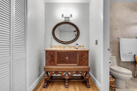 House in Miami, Florida 3 bedrooms, 172.61 sq.m. № 2040152 - photo 13