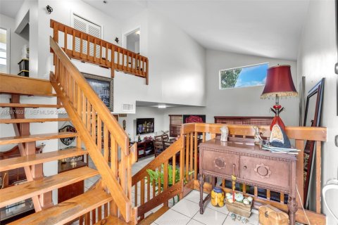 House in Miami, Florida 3 bedrooms, 172.61 sq.m. № 2040152 - photo 3