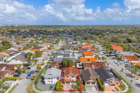 House in Miami, Florida 3 bedrooms, 172.61 sq.m. № 2040152 - photo 27