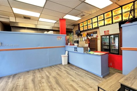 Commercial property in Pompano Beach, Florida № 1998729 - photo 2