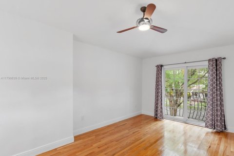 House in Coral Gables, Florida 3 bedrooms, 209.96 sq.m. № 1697522 - photo 11