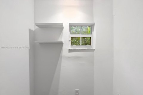 House in Coral Gables, Florida 3 bedrooms, 209.96 sq.m. № 1697522 - photo 25
