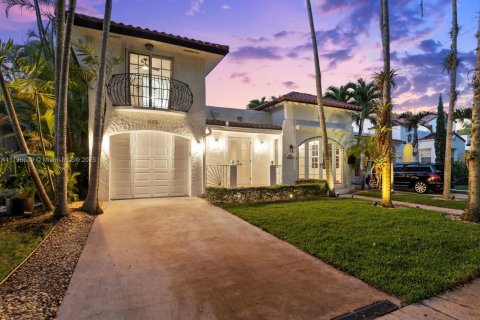 House in Coral Gables, Florida 3 bedrooms, 209.96 sq.m. № 1697522 - photo 1