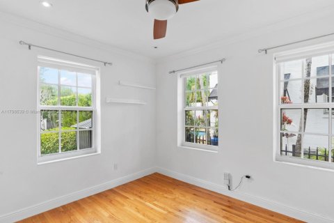 House in Coral Gables, Florida 3 bedrooms, 209.96 sq.m. № 1697522 - photo 17