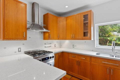 House in Coral Gables, Florida 3 bedrooms, 209.96 sq.m. № 1697522 - photo 28