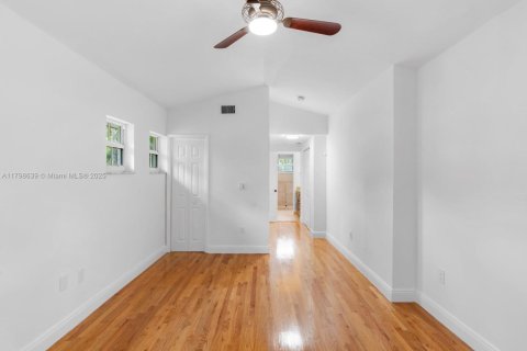 House in Coral Gables, Florida 3 bedrooms, 209.96 sq.m. № 1697522 - photo 8