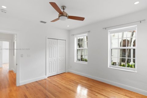 House in Coral Gables, Florida 3 bedrooms, 209.96 sq.m. № 1697522 - photo 21