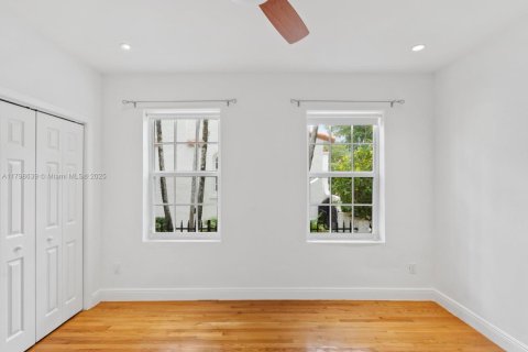 House in Coral Gables, Florida 3 bedrooms, 209.96 sq.m. № 1697522 - photo 19