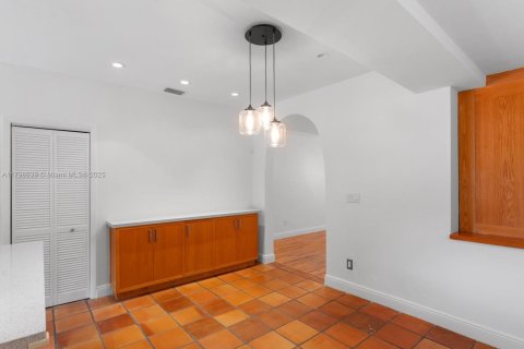 House in Coral Gables, Florida 3 bedrooms, 209.96 sq.m. № 1697522 - photo 30
