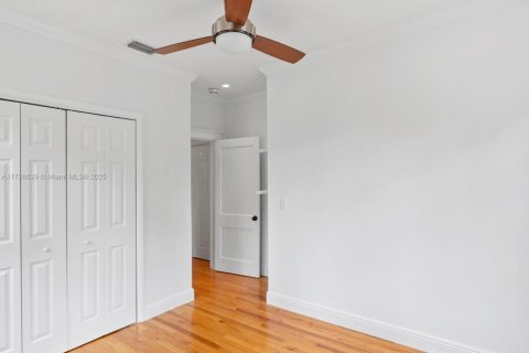 House in Coral Gables, Florida 3 bedrooms, 209.96 sq.m. № 1697522 - photo 15