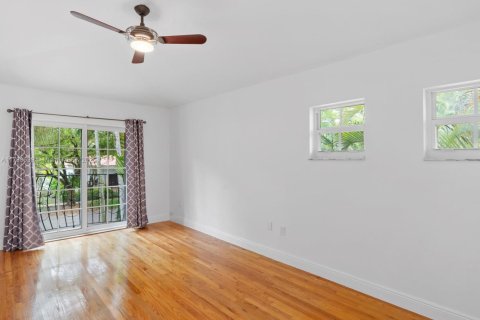 House in Coral Gables, Florida 3 bedrooms, 209.96 sq.m. № 1697522 - photo 12